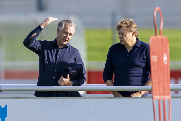 15.10.2026, Fussball, Training des FC Schalke 04. v. l. Sportvorstand Frank Baumann (FC Schalke 04), Direktor Profifussball Youri Mulder (FC Schalke 04). Gelsenkirchen Trainingsgelände FC Schalke 04 NRW Deutschland xRHR-FOTO YYx Copyright: RHR-FOTOx RHR-FOTO YY