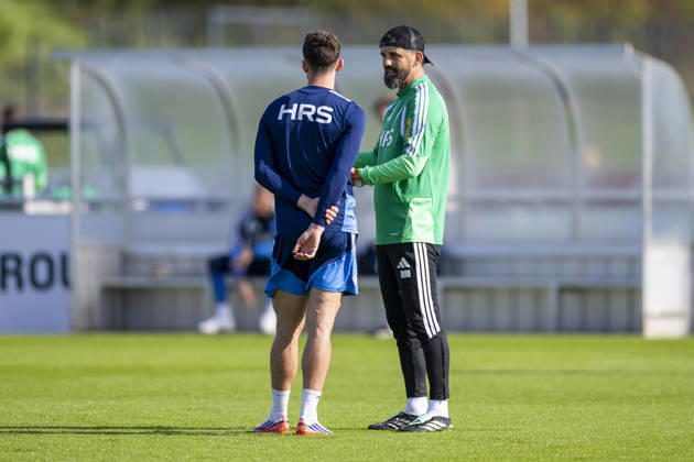 15.10.2026, Fussball, Training des FC Schalke 04. v. l. Robin Gosens (FC Schalke 04), Trainer Miron Muslic (FC Schalke 04). Gelsenkirchen Trainingsgelände FC Schalke 04 NRW Deutschland xRHR-FOTO YYx Copyright: RHR-FOTOx RHR-FOTO YY