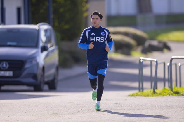 15.10.2026, Fussball, Training des FC Schalke 04. Soufiane El-Faouzi (FC Schalke 04) muss sich beeilen. Gelsenkirchen Trainingsgelände FC Schalke 04 NRW Deutschland xRHR-FOTO YYx Copyright: RHR-FOTOx RHR-FOTO YY