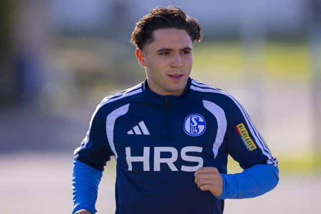 15.10.2026, Fussball, Training des FC Schalke 04. Soufiane El-Faouzi (FC Schalke 04) muss sich beeilen. Gelsenkirchen Trainingsgelände FC Schalke 04 NRW Deutschland xRHR-FOTO YYx Copyright: RHR-FOTOx RHR-FOTO YY