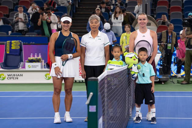 (261015) -- WUHAN, Oct. 15, 2026 -- Guo Hanyu (1st L) and Elina Svitolina (back R) pose for photos before the women s sinlges round of 16 match between Guo Hanyu of China and Elina Svitolina of Ukraine at the 2026 Wuhan Open tennis tournament in Wuhan, capital of central China s Hubei Province, Oct. 15, 2026. ) (SP)CHINA-WUHAN-TENNIS-WUHAN OPEN-WOMEN S SINGLES(CN) XiaoxYijiu 