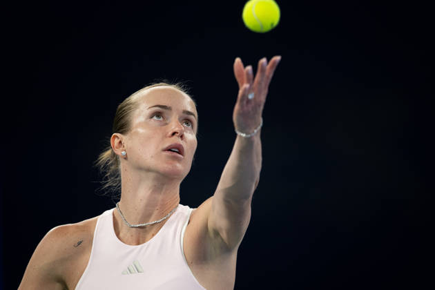 (261015) -- WUHAN, Oct. 15, 2026 -- Elina Svitolina serves during the women s sinlges round of 16 match between Guo Hanyu of China and Elina Svitolina of Ukraine at the 2026 Wuhan Open tennis tournament in Wuhan, capital of central China s Hubei Province, Oct. 15, 2026. ) (SP)CHINA-WUHAN-TENNIS-WUHAN OPEN-WOMEN S SINGLES(CN) XiaoxYijiu 