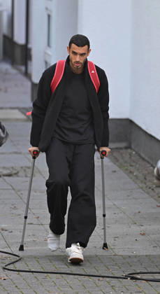 15.10.2026, xophax, Fussball 1.Bundesliga, 1.FC Koeln . Training vor dem Frankfurt Spiel . Ellyes Skhiri ( 1.FC Köln ) nach seiner Behandlung mit Krücken am Geissbockheim. Koeln