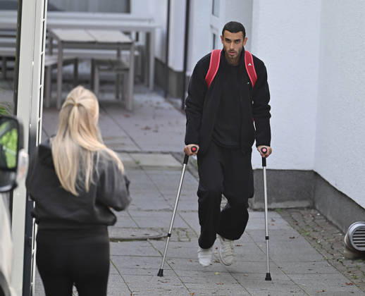 15.10.2026, xophax, Fussball 1.Bundesliga, 1.FC Koeln . Training vor dem Frankfurt Spiel . Ellyes Skhiri ( 1.FC Köln ) nach seiner Behandlung mit Krücken am Geissbockheim. Koeln