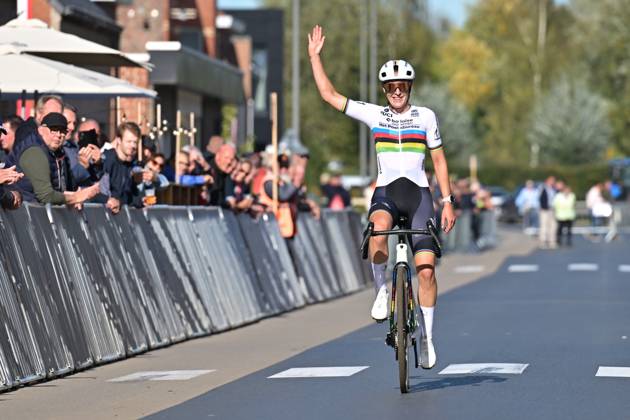 Netherlands Lucinda Brand celebrates after winning the women elite race of the Kermiscross cyclocross cycling event, on Thursday 15 October 2026, in Ardooie. DAVIDxPINTENS  x189891523x