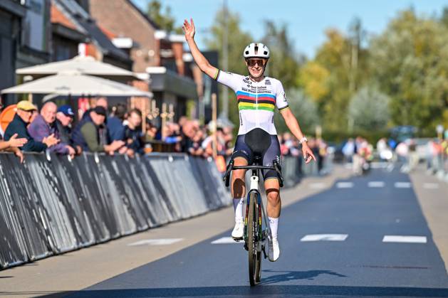 Netherlands Lucinda Brand celebrates after winning the women elite race of the Kermiscross cyclocross cycling event, on Thursday 15 October 2026, in Ardooie. DAVIDxPINTENS  x189892223x