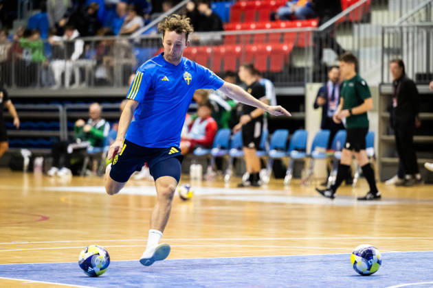 261015 Viktor Mossberg of Sweden ahead of the FIFA Futsal World Cup qualifier match between Hungary and Sweden on October 15, 2026 in Nyiregyhaza. Photo: Bildbyran EXT BILDBYRÅN COP 18 XY0131 futsal landslaget hungary sverige national team, Nationalteam sweden bbeng vm-kval world cup qualifier ungern Copyright: BILDBYRANxEXT BB261015BB552