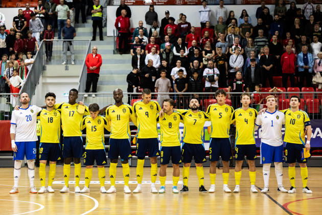 261015 Players of Sweden line up ahead of the FIFA Futsal World Cup qualifier match between Hungary and Sweden on October 15, 2026 in Nyiregyhaza. Photo: Bildbyran EXT BILDBYRÅN COP 18 XY0131 futsal landslaget hungary sverige national team, Nationalteam sweden bbeng vm-kval world cup qualifier ungern Copyright: BILDBYRANxEXT BB261015BB557