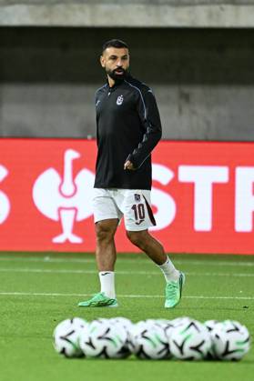 KuPS Kuopio v Trabzonspor - UEFA Conference League TAMPERE, FINLAND - OCTOBER 15: Trabzonspor player Mohamed Salah, wearing jersey No. 10, takes part in pre-match warm-up exercises ahead of the UEFA Conference League Week 1 match between KuPS Kuopio and Trabzonspor at Tammelan Stadium, on October 15, 2026 in Tampere, Finland. Hasan Tascan Anadolu Tampere Finland. Editorial use only. Please get in touch for any other usage.  Copyright: x2026xAnadoluxHasanxTascanx