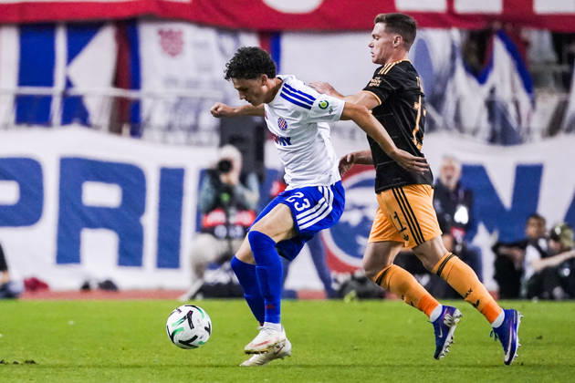 Fussball: Kroatien: UEFA Conference League 2026 2027 - 1. Runde, 15.10.2026 - HNK Hajduk Split vs. AFC Ajax Amsterdam - Stadion Poljud (Split, Kroatien); Marin Soticek (Hajduk Split), Viktor Tsygankov (AFC Ajax) Copyright: xLUKAxKOLANOVICx