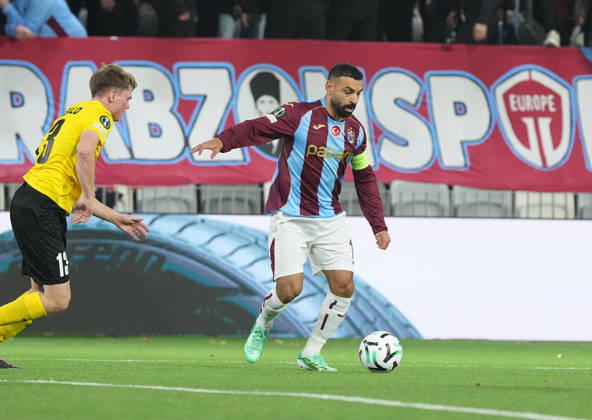 LKS 20261015 Mohamed Salah (R) of Trabzonspor vies with Niilo Kujasalo of KuPS during the football UEFA Conference League League Phase match between KuPS Kuopio and Trabzonspor in Tampere, Finland, on October 15, 2026. - MIKA KYLMÄNIEMI Tampere Finland XV7ITfhfSZI  Copyright: xMikaxKylmäniemix XV7ITfhfSZI