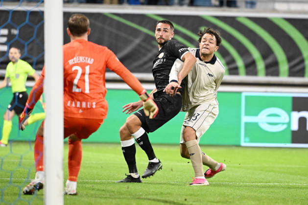 261015 AA Gent vs Aarhus Matties Volckaert of KAA Gent battles for the ball with Mikael Anderson of Aarhus during Matchday 2 in the 2026-2027 Uefa Conference League season - league phase between AA Gent and AGF Aarhus on October 15 , 2026 in Gent, Belgium. (Photo by Maarten Straetemans Isosport) Gent Belgium  Copyright: xMaartenxStraetemansx GENT-AARHUS_20261015_015
