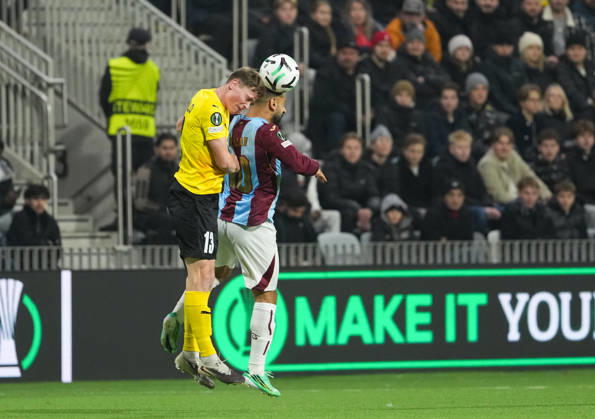 LKS 20261015 Niilo Kujasalo of KuPS and Mohamed Salah (R) of Trabzonspor go for a header during the football UEFA Conference League League Phase match between KuPS Kuopio and Trabzonspor in Tampere, Finland, on October 15, 2026. - MIKA KYLMÄNIEMI Tampere Finland A_816M5uU4Y  Copyright: xMikaxKylmäniemix A_816M5uU4Y