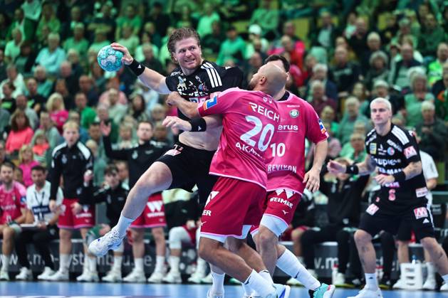 Maciej Gebala (HC Erlangen, 77) im Zweikampf mit David Cyrill Akakpo (HSG Wetzlar) GER, HSG Wetzlar vs HC Erlangen, Handball, Opel Handball-Bundesliga, 9. Spieltag, Spielzeit 2026 2027, 15.10.2026 GER, HSG Wetzlar vs HC Erlangen, Handball, Opel Handball-Bundesliga, 9. Spieltag, Spielzeit 2026 2027, 15.10.2026 Wetzlar Copyright: xEibner-Pressefoto RenexWeissx EP_RWS