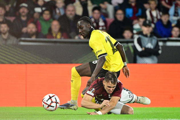 Football European League, 2nd round match Sparta Praha vs Lillestrom SK in Prague, Czech Republic, October 15, 2026. From left Yaw Paintsil of Lillestrom, Matej Jurasek of Sparta. (CTKxPhoto MichalxKamaryt) CTKPhotoP2026101507519  CTKPhotoP2026101507519