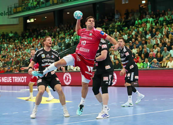 15.10.2026, xovx, Handball Opel Handball Bundesliga, HSG Wetzlar - HC Erlangen v.l. Maciej Gebala (HC Erlangen), Josip Simic (HSG Wetzlar), Sebastian Firnhaber (HC Erlangen), Christoph Steinert (HC Erlangen) Wetzlar Buderus-Arena Hessen Deutschland (DE)