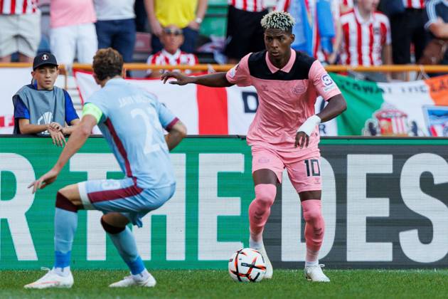Nilson Angulo of Sunderland runs with the ball at Javi Vazquez of Torreense Torreense v Sunderland, UEFA Europa League, Football, Estadio Dr. Magalhaes Pessoa, Leiria, Portugal - 15 Oct 2026Leiria Estadio Dr. Magalhaes Pessoa Portugal  Copyright: xLuisxLoureiro Shutterstockx 17218458ah