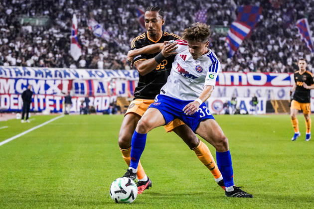 Fussball: Kroatien: UEFA Conference League 2026 2027 - 1. Runde, 15.10.2026 - HNK Hajduk Split vs. AFC Ajax Amsterdam - Stadion Poljud (Split, Kroatien); Thilo Kehrer (AFC Ajax), Simun Hrgovic (Hajduk Split) Copyright: xLUKAxKOLANOVICx