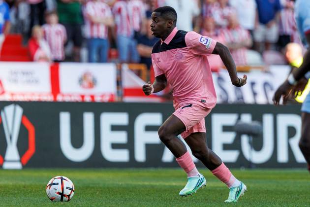 Noah Sadiki of Sunderland runs with the ball Torreense v Sunderland, UEFA Europa League, Football, Estadio Dr. Magalhaes Pessoa, Leiria, Portugal - 15 Oct 2026Leiria Estadio Dr. Magalhaes Pessoa Portugal  Copyright: xLuisxLoureiro Shutterstockx 17218458y