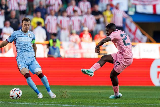 Noah Sadiki of Sunderland shoots at goal Torreense v Sunderland, UEFA Europa League, Football, Estadio Dr. Magalhaes Pessoa, Leiria, Portugal - 15 Oct 2026Leiria Estadio Dr. Magalhaes Pessoa Portugal  Copyright: xLuisxLoureiro Shutterstockx 17218458z