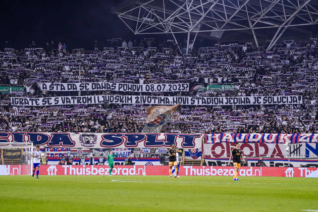 Fussball: Kroatien: UEFA Conference League 2026 2027 - 1. Runde, 15.10.2026 - HNK Hajduk Split vs. AFC Ajax Amsterdam - Stadion Poljud (Split, Kroatien); Torcida Split Fans fordern ein neues Stadion mit einem Banner Copyright: xLUKAxKOLANOVICx