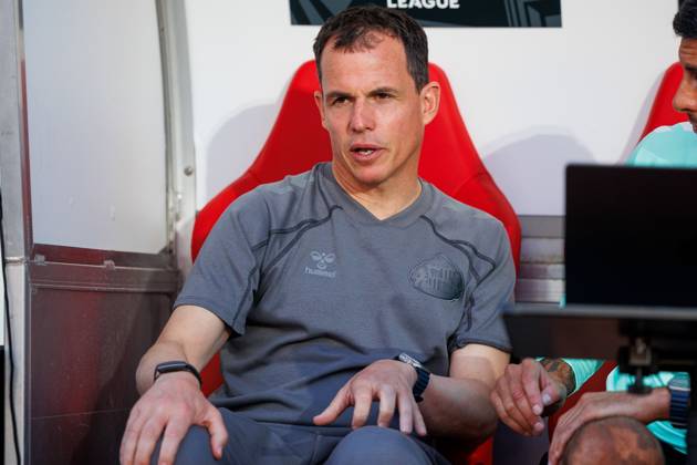 RÃ gis Le Bris of Sunderland on the Sunderland bench Torreense v Sunderland, UEFA Europa League, Football, Estadio Dr. Magalhaes Pessoa, Leiria, Portugal - 15 Oct 2026Leiria Estadio Dr. Magalhaes Pessoa Portugal  Copyright: xLuisxLoureiro Shutterstockx 17218458ao