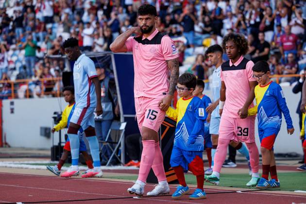 Omar Alderete of Sunderland walks out of the Estadio Dr. Magalhaes Pessoa Torreense v Sunderland, UEFA Europa League, Football, Estadio Dr. Magalhaes Pessoa, Leiria, Portugal - 15 Oct 2026Leiria Estadio Dr. Magalhaes Pessoa Portugal  Copyright: xLuisxLoureiro Shutterstockx 17218458an