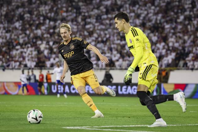 SPLIT - (lr) Julian Brandt of Ajax and Hajduk Split goalkeeper Toni Silic during the Conference League match between Hajduk Split and Ajax at Stadion Poljud on 15 October 2026 in Split, Croatia. SONNY LENSEN ANP xVIxANPxSportx xxANPxIVx 572540157 originalFilename: 572540157.jpg