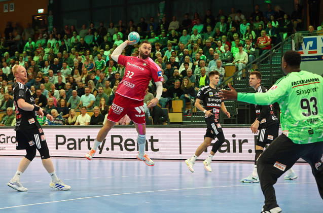 15.10.2026, xovx, Handball Opel Handball Bundesliga, HSG Wetzlar - HC Erlangen v.l. Sebastian Firnhaber (HC Erlangen), Nikolaj Laesö (HSG Wetzlar), Tim Gömmel (HC Erlangen), Christoph Steinert (HC Erlangen), Rubens Pierre (HC Erlangen) Wetzlar Buderus-Arena Hessen Deutschland (DE)