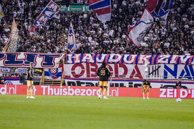 Fussball: Kroatien: UEFA Conference League 2026 2027 - 1. Runde, 15.10.2026 - HNK Hajduk Split vs. AFC Ajax Amsterdam - Stadion Poljud (Split, Kroatien); Ajax Spieler schauen enttäuscht nach dem Treffer von Abdoulie Bamba Sanyang (Hajduk Split), nicht im Bild, zum 1-0 Copyright: xLUKAxKOLANOVICx