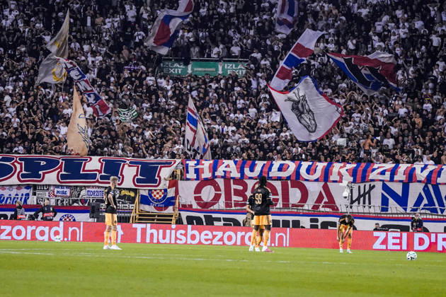 Fussball: Kroatien: UEFA Conference League 2026 2027 - 1. Runde, 15.10.2026 - HNK Hajduk Split vs. AFC Ajax Amsterdam - Stadion Poljud (Split, Kroatien); Ajax Spieler schauen enttäuscht nach dem Treffer von Abdoulie Bamba Sanyang (Hajduk Split), nicht im Bild, zum 1-0 Copyright: xLUKAxKOLANOVICx