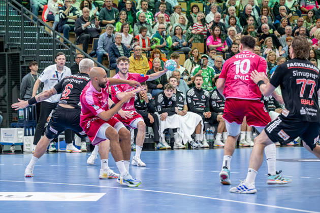 OPEL Handball Bundesliga; HSG Wetzlar - HC Erlangen, 15.10.26 Niklas Theiß (HSG Wetzlar, 9), Cyrill Akakpo (HSG Wetzlar, 20), Marek Nissen (HC Erlangen, 6), Josip Simic (HSG Wetzlar, 10), Maciej Gebala (HC Erlangen, 77) OPEL Handball Bundesliga; HSG Wetzlar - HC Erlangen: Wetzlar, 15.10.26 Copyright: xBEAUTIFULxSPORTS Roeczeyx