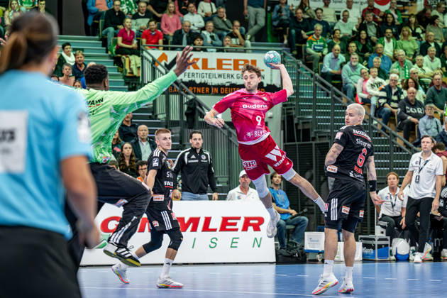 OPEL Handball Bundesliga; HSG Wetzlar - HC Erlangen, 15.10.26 Niklas Theiß (HSG Wetzlar, 9), Rubens Pierre (HC Erlangen, 93), Marek Nissen (HC Erlangen, 6) OPEL Handball Bundesliga; HSG Wetzlar - HC Erlangen: Wetzlar, 15.10.26 Copyright: xBEAUTIFULxSPORTS Roeczeyx