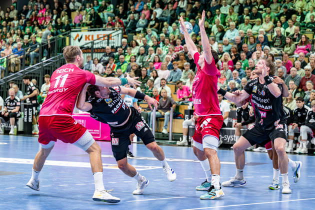 OPEL Handball Bundesliga; HSG Wetzlar - HC Erlangen, 15.10.26 Maciej Gebala (HC Erlangen, 77), Petter Oeverby (HSG Wetzlar, 11), Eloy Morante Maldonado (HC Erlangen, 22), Josip Simic (HSG Wetzlar, 10) OPEL Handball Bundesliga; HSG Wetzlar - HC Erlangen: Wetzlar, 15.10.26 Copyright: xBEAUTIFULxSPORTS Roeczeyx