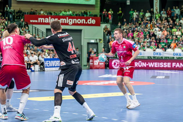OPEL Handball Bundesliga; HSG Wetzlar - HC Erlangen, 15.10.26 Dominik Mappes (HSG Wetzlar, 7), Christoph Steinert (HC Erlangen, 44), Josip Simic (HSG Wetzlar, 10) OPEL Handball Bundesliga; HSG Wetzlar - HC Erlangen: Wetzlar, 15.10.26 Copyright: xBEAUTIFULxSPORTS Roeczeyx