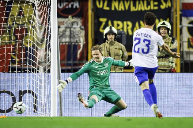 SPLIT - (lr) Ajax goalkeeper Marc-AndrÃ ter Stegen tries in vain to stop the ball, resulting in the 1-0, and Marin Soticek of Hajduk Split during the Conference League match between Hajduk Split and Ajax at Stadion Poljud on October 15, 2026 in Split, Croatia. SONNY LENSEN ANP xVIxANPxSportx xxANPxIVx 572541026 originalFilename: 572541026.jpg