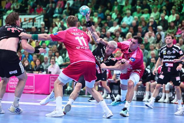 Marek Nissen (HC Erlangen, 06) im Zweikampf mit Petter Oeverby (HSG Wetzlar, links) und Josip Simic (HSG Wetzlar) GER, HSG Wetzlar vs HC Erlangen, Handball, Opel Handball-Bundesliga, 9. Spieltag, Spielzeit 2026 2027, 15.10.2026 GER, HSG Wetzlar vs HC Erlangen, Handball, Opel Handball-Bundesliga, 9. Spieltag, Spielzeit 2026 2027, 15.10.2026 Wetzlar Copyright: xEibner-Pressefoto RenexWeissx EP_RWS