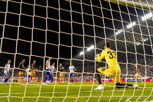 Fussball: Kroatien: UEFA Conference League 2026 2027 - 1. Runde, 15.10.2026 - HNK Hajduk Split vs. AFC Ajax Amsterdam - Stadion Poljud (Split, Kroatien); Zweikampf im Strafraum, Toni Silic (Hajduk Split) pariert Copyright: xLUKAxKOLANOVICx