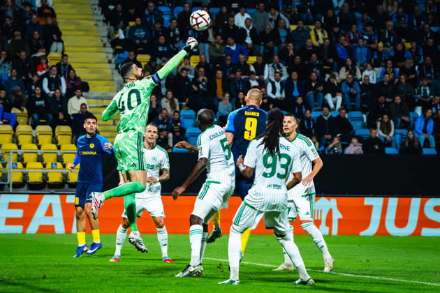 CELJE, SLOVENIA - OCTOBER 15: Fabiano of Omonia (L) in action against Blaz Kramer of Celje (3R) during the UEFA Europa League match between Celje (Slovenia) and Omonia (Cyprus) at Stadion Celje, Celje on October 15, 2026 in Celje, Slovenia. (Photo by Andraz Corel Sports Press Photo). Copyright: xAndrazxCorelx xSPPx Sportspressphoto_SPR257052