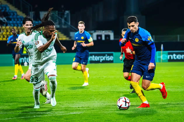 CELJE, SLOVENIA - OCTOBER 15: Mario Kvesic of Celje (R) in action against Jean-Kevin Duverne of Omonia (L) during the UEFA Europa League match between Celje (Slovenia) and Omonia (Cyprus) at Stadion Celje, Celje on October 15, 2026 in Celje, Slovenia. (Photo by Andraz Corel Sports Press Photo). Copyright: xAndrazxCorelx xSPPx Sportspressphoto_SPR257053