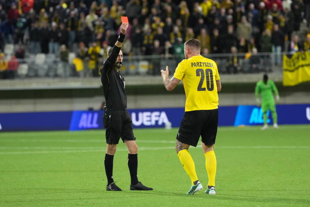 LKS 20261015 Referee Ishmael Barbara mistakenly gives red card to Piotr Parzyszek of KuPS during the football UEFA Conference League League Phase match between KuPS Kuopio and Trabzonspor in Tampere, Finland, on October 15, 2026. - MIKA KYLMÄNIEMI Tampere Finland bXScvVJheO0  Copyright: xMikaxKylmäniemix bXScvVJheO0