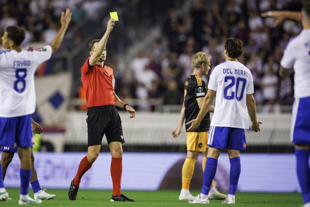 SPLIT - (lr) Referee Christian-Petru Ciochirca issues a yellow card to Alberto del Moral of Hajduk Split during the Conference League match between Hajduk Split and Ajax at Stadion Poljud on October 15, 2026 in Split, Croatia. SONNY LENSEN ANP xVIxANPxSportx xxANPxIVx 572543091 originalFilename: 572543091.jpg