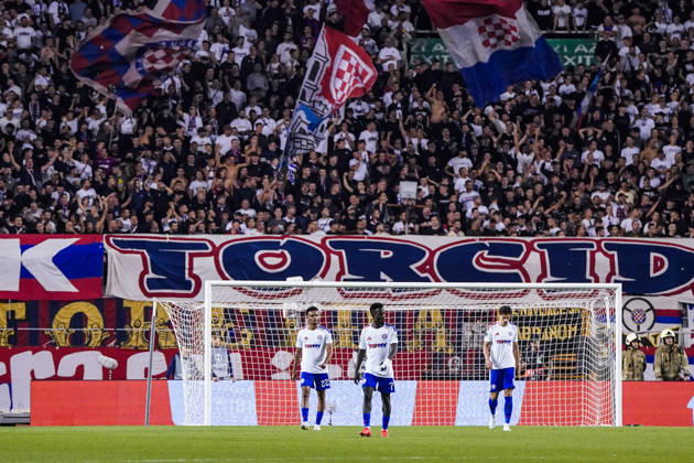 Fussball: Kroatien: UEFA Conference League 2026 2027 - 1. Runde, 15.10.2026 - HNK Hajduk Split vs. AFC Ajax Amsterdam - Stadion Poljud (Split, Kroatien); Hajduk Spieler schauen enttäuscht nach dem Tor zum 1-1 von Ajax Copyright: xLUKAxKOLANOVICx