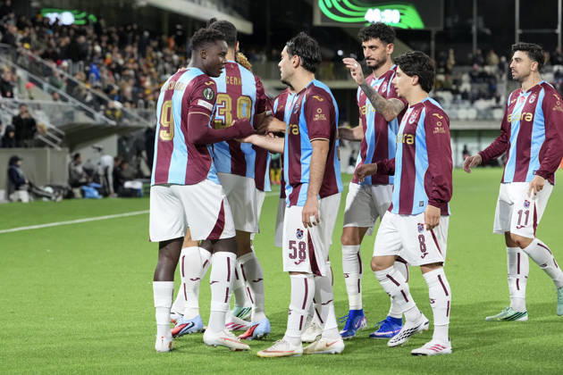 LKS 20261015 Trabzonspor players celebrate the team s third goal by Dju Fraculino during the football UEFA Conference League League Phase match between KuPS Kuopio and Trabzonspor in Tampere, Finland, on October 15, 2026. - MIKA KYLMÄNIEMI Tampere Finland i0PXezPOI-8  Copyright: xMikaxKylmäniemix i0PXezPOI-8