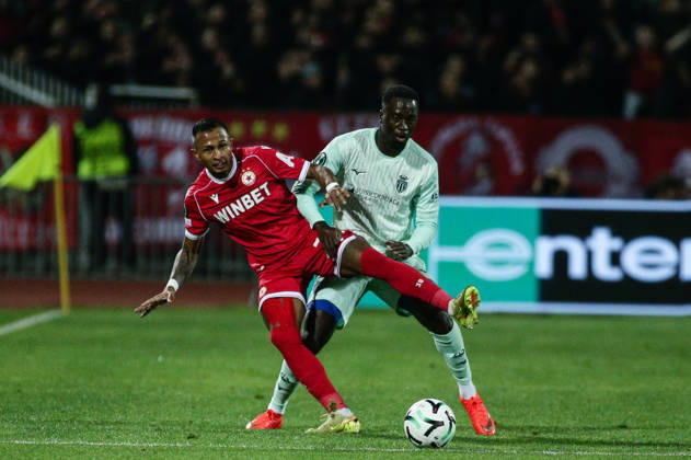 IPA89725285 - Monaco s Jordan Teze in action against CSKA s Leo Pereira during the UEFA Conference League match between PFC CSKA and AS Monaco at Vasil Levski National Stadium in Sofia, Bulgaria, on October 15, 2026  Copyright: xIvanxSxIvanov IPAxSportx xx IPA89725285 IPA89725285