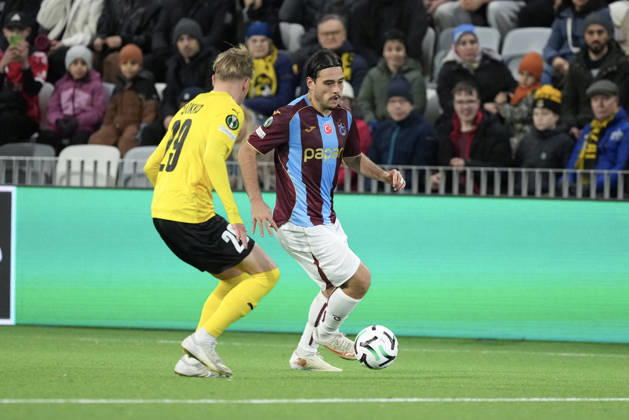 LKS 20261015 Akseli Puukko (L) of KuPS vies with Aral Simsir of Trabzonspor during the football UEFA Conference League League Phase match between KuPS Kuopio and Trabzonspor in Tampere, Finland, on October 15, 2026. - MIKA KYLMÄNIEMI Tampere Finland 6pzBFDxASbo  Copyright: xMikaxKylmäniemix 6pzBFDxASbo