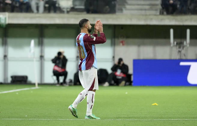 LKS 20261015 Mohamed Salah of Trabzonspor acknowledges the fans as he is substituted during the football UEFA Conference League League Phase match between KuPS Kuopio and Trabzonspor in Tampere, Finland, on October 15, 2026. - MIKA KYLMÄNIEMI Tampere Finland 8oQ0tRt882s  Copyright: xMikaxKylmäniemix 8oQ0tRt882s