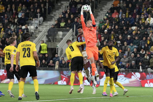 LKS 20261015 KuPS goalkeeper Johannes Kreidl grabs the ball during the football UEFA Conference League League Phase match between KuPS Kuopio and Trabzonspor in Tampere, Finland, on October 15, 2026. - MIKA KYLMÄNIEMI Tampere Finland 0yl7JDmvPzY  Copyright: xMikaxKylmäniemix 0yl7JDmvPzY
