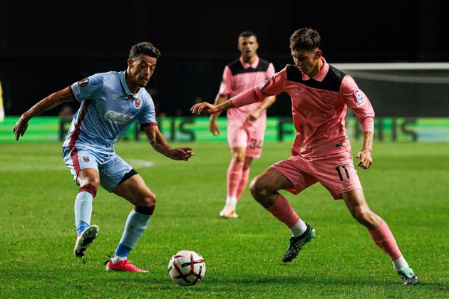 Chris Rigg of Sunderland and Amine Oudrhiri Idrissi of Torreense challenge for the ball Torreense v Sunderland, UEFA Europa League, Football, Estadio Dr. Magalhaes Pessoa, Leiria, Portugal - 15 Oct 2026Leiria Estadio Dr. Magalhaes Pessoa Portugal  Copyright: xLuisxLoureiro Shutterstockx 17218458bz