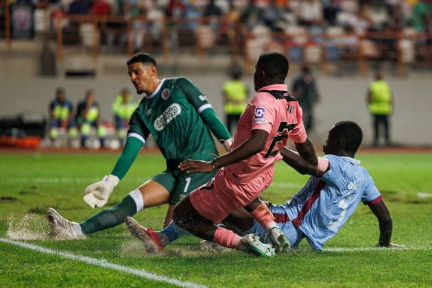 Noah Sadiki of Sunderland shoots at goal Torreense v Sunderland, UEFA Europa League, Football, Estadio Dr. Magalhaes Pessoa, Leiria, Portugal - 15 Oct 2026Leiria Estadio Dr. Magalhaes Pessoa Portugal  Copyright: xLuisxLoureiro Shutterstockx 17218458ca